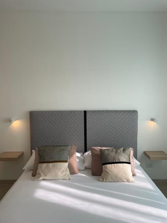 1 dormitorio con 1 cama blanca grande y 2 almohadas en Apartment Petrarca 13 R5331, en Pirri
