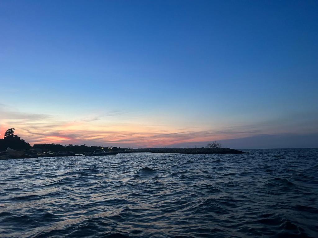 Playa Punta ArenaにあるPunta Arena EcoHostal and EcoFit – Your Eco-Friendly Oasisの船上から海の夕日を望めます。