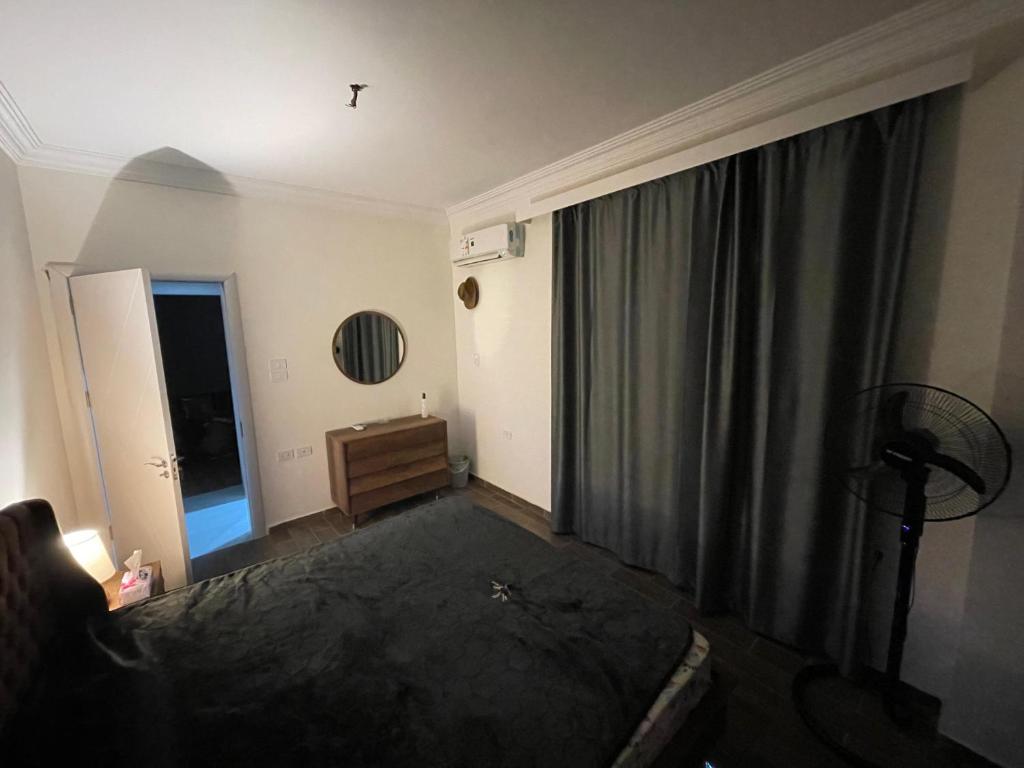 een lege kamer met een bed en een raam bij 4S private room in a shared appartment in Caïro