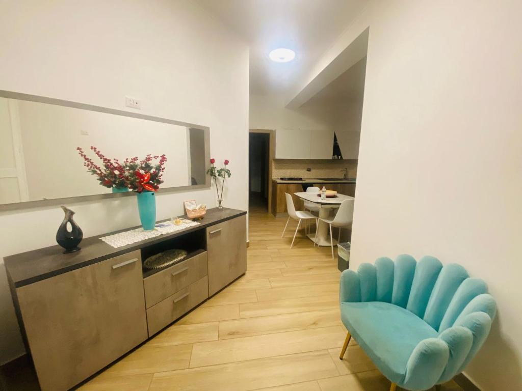 un salon avec une chaise bleue et un comptoir dans l'établissement Large Garden, à Rome