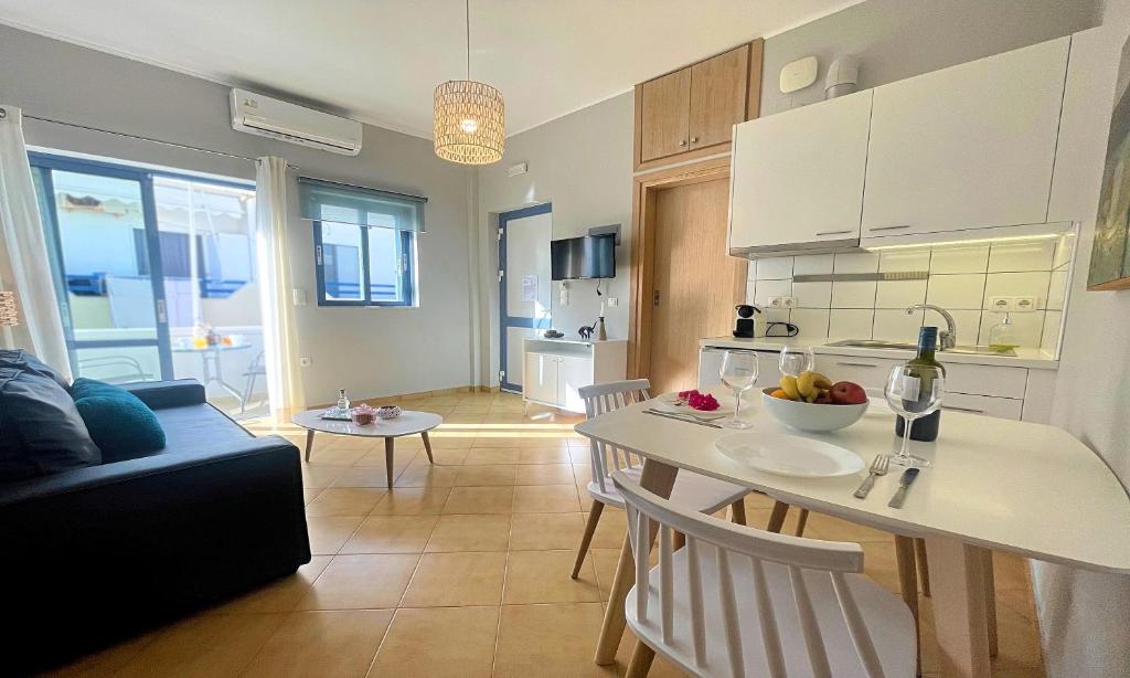 kuchnia i salon ze stołem i kanapą w obiekcie Art Apartment w mieście Palaiochóra