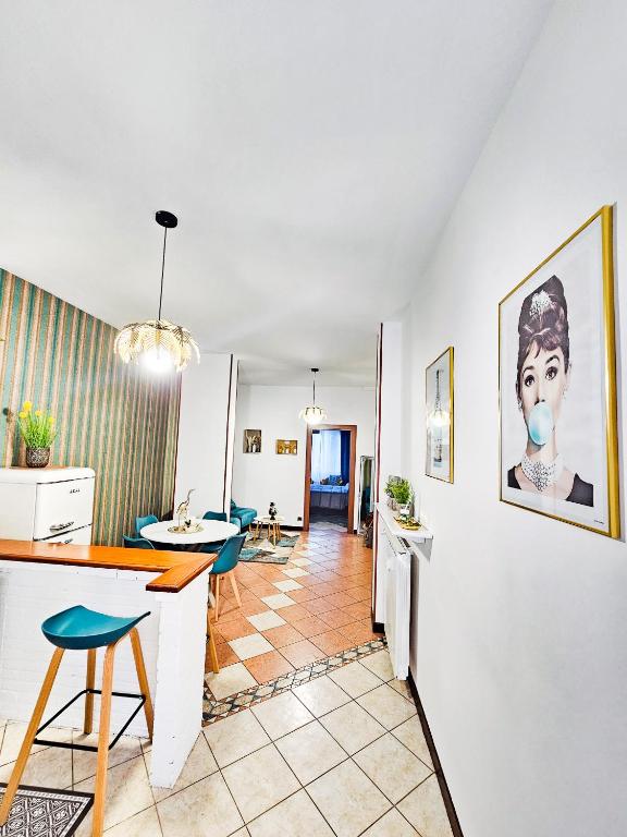 - une cuisine et un salon avec une table et un comptoir dans l'établissement Residenza Tiffany, à Turin
