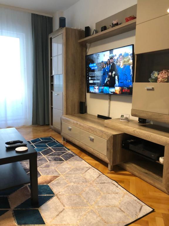 een woonkamer met een flatscreen-tv bij Adrian Home, Central in Ploieşti