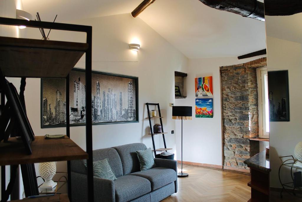 Kiko's Lodge - Historical apartment in Como في كومو: غرفة معيشة مع أريكة ودور علوي