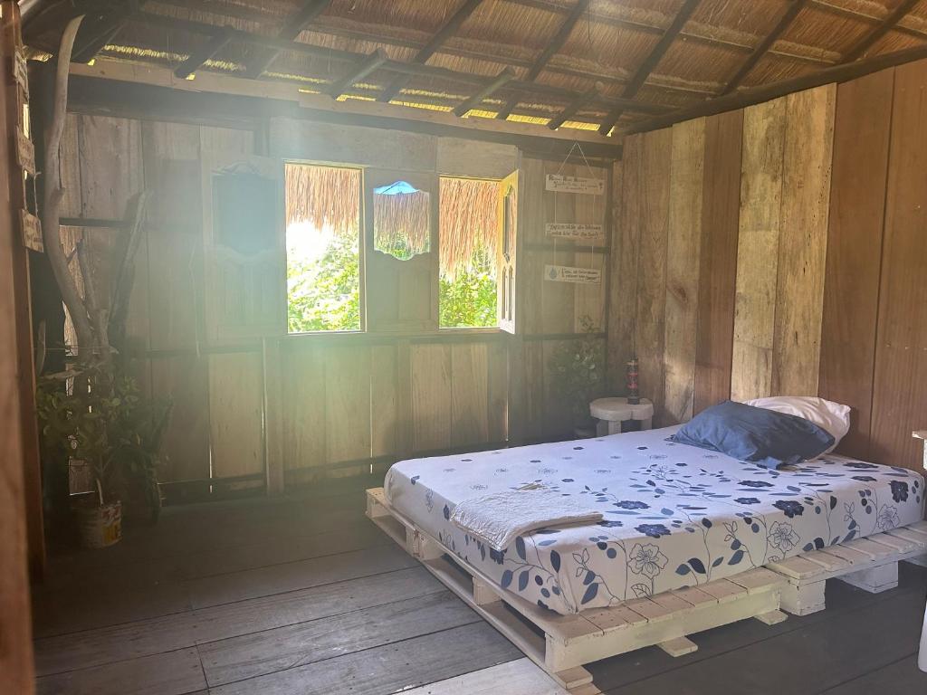 ein Schlafzimmer mit einem Bett in einem Zimmer in der Unterkunft Punta Arena EcoHostal and EcoFit – Your Eco-Friendly Oasis 01 in Cartagena de Indias