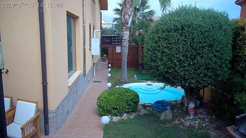 una pequeña piscina en un patio junto a una casa en Villa Rosa, en Porto Empedocle