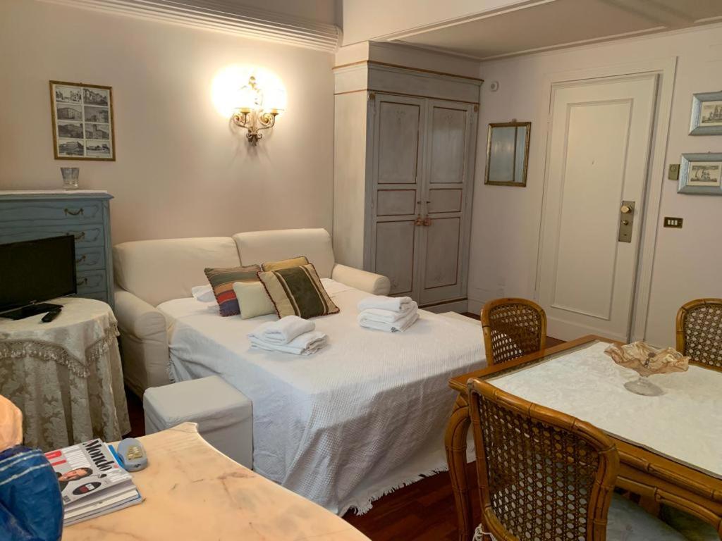 - un salon avec deux lits et un canapé dans l'établissement loft flavia, à Viareggio