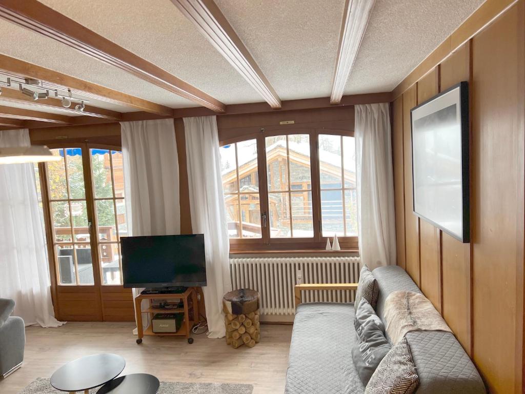TV a/nebo společenská místnost v ubytování "Petit flocon" Appartement au centre de Verbier