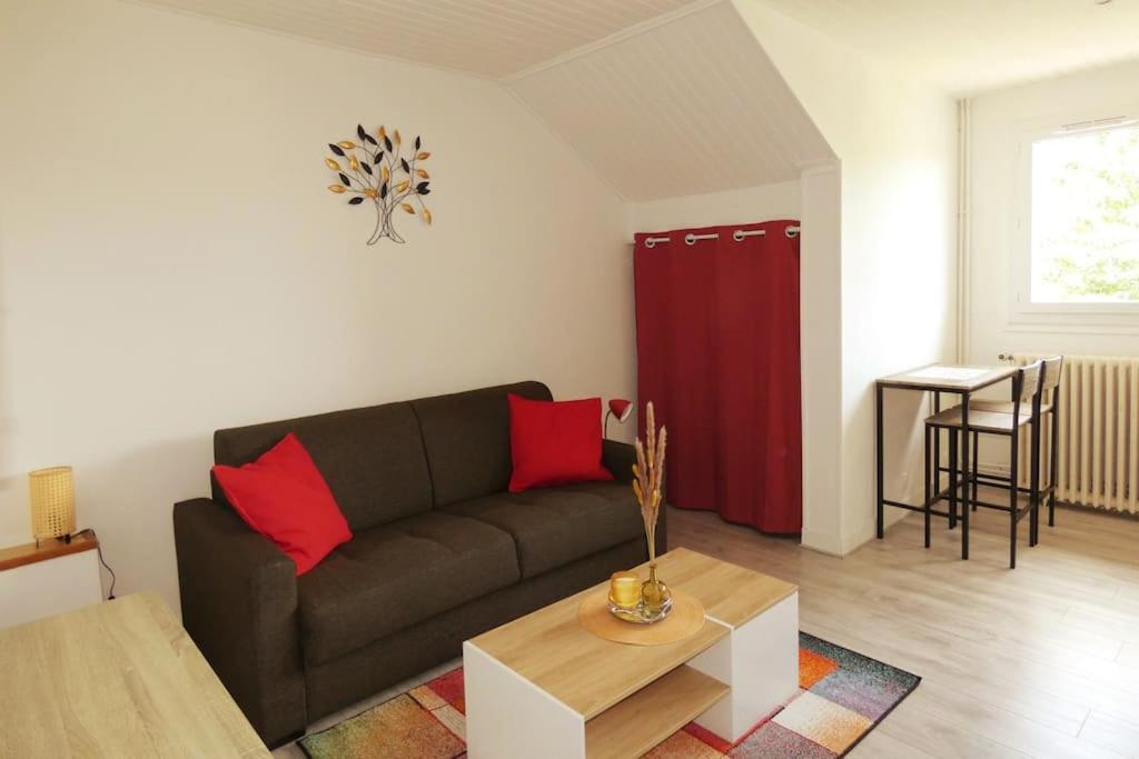 uma sala de estar com um sofá e uma mesa em Studio au coeur de Saint Quentin en Yvelines em Trappes