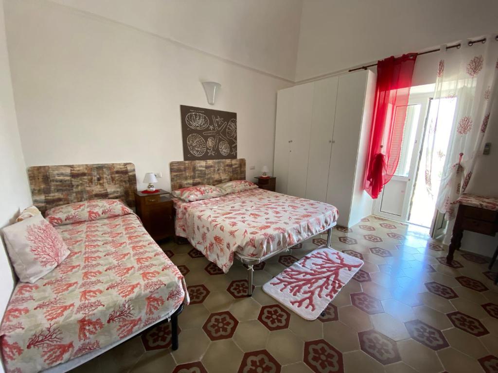 Postel nebo postele na pokoji v ubytování Ponzamania Appartamenti Ponza ,,Blumarine''