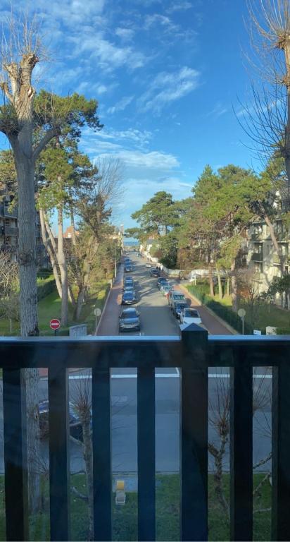- un balcon donnant sur une rue avec des voitures dans l'établissement DEAUVILLE CHARMANT STUDIO VUE MER résidence en travaux, à Deauville
