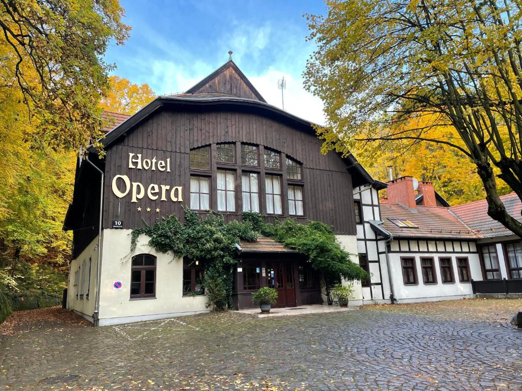 ein Gebäude mit einem Schild, das die Oper liest in der Unterkunft Hotel Opera in Sopot