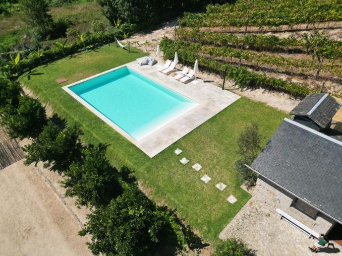 una vista aérea de una piscina en un patio en Quinta de Passinhos, en Penafiel