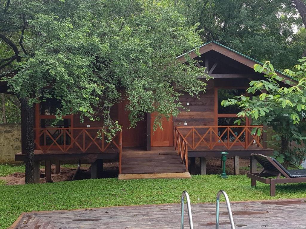 eine Holzhütte mit einer Rampe, die zu ihr führt in der Unterkunft Eighth Wonder Resort in Sigiriya
