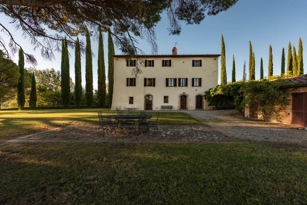 Una casa con una mesa de picnic delante de ella. en Ca Nova Sud, en Siena