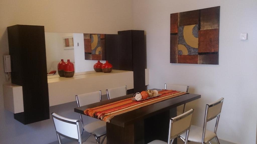 comedor con mesa y sillas en Torre Myng en Villa Carlos Paz