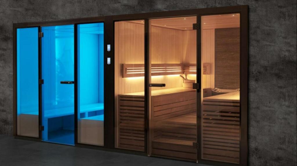 Pokój z 2 szklanymi szafkami z łóżkiem w obiekcie Villa Absolute privacy w mieście Novigrad