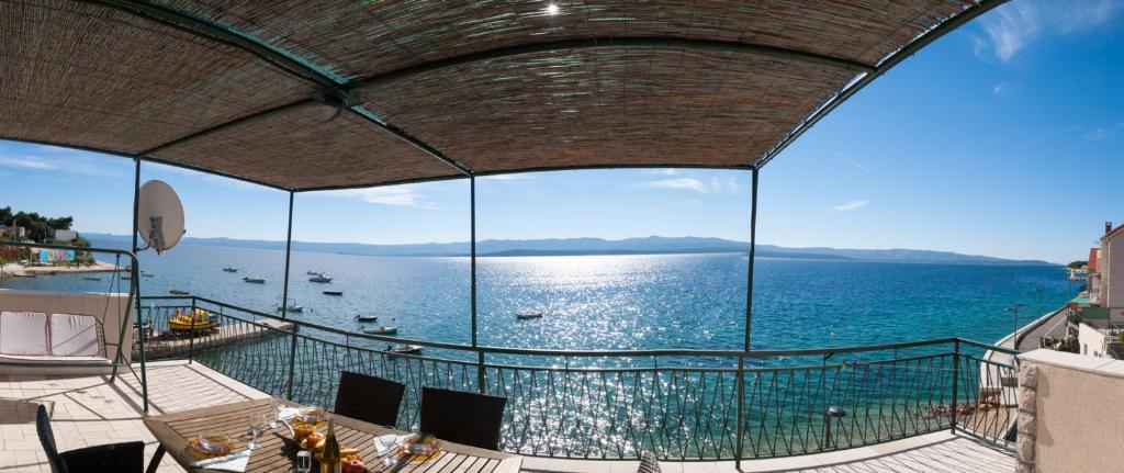 a view of the water from the balcony of a building at Apartmani Robert in Bol