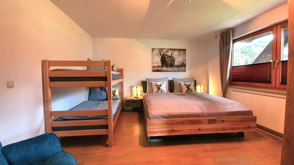 1 dormitorio con litera y escalera en Ferienwohnung Lechufer, 80m2 mit 2 Terrassen und Garten en Pinswang