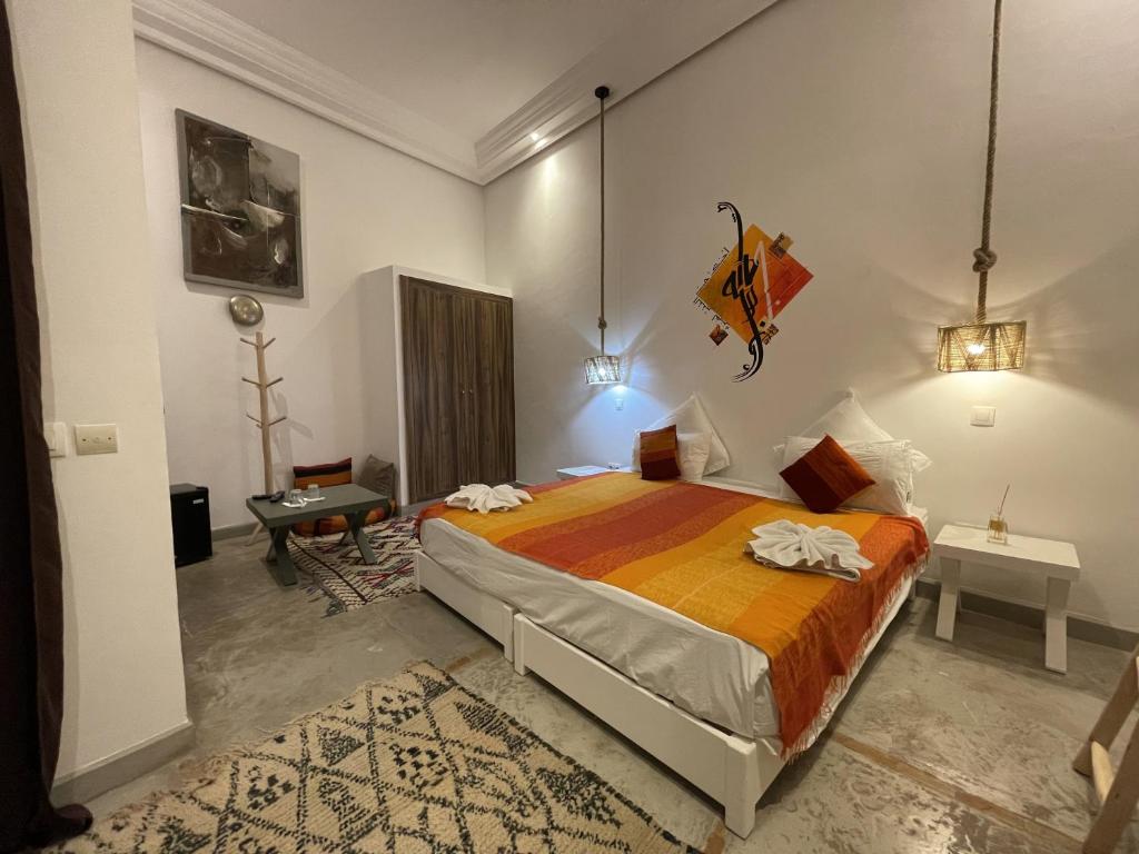 Postel nebo postele na pokoji v ubytování Riad Samarine