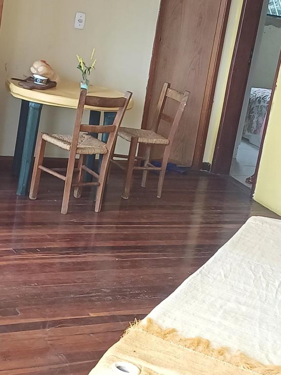 - une salle à manger avec une table et deux chaises dans l'établissement Apto vista p canal, à Cabo Frio