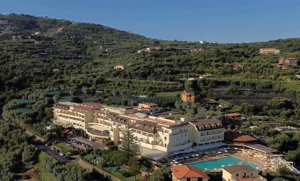 Nespecifikovaný výhled na hory nebo výhled na hory při pohledu z hotelu