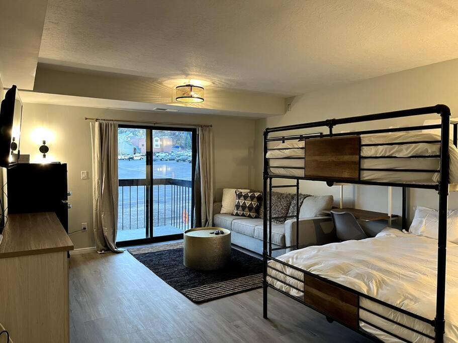 ein Schlafzimmer mit einem Etagenbett und einem Sofa in der Unterkunft Park City Southwestern Bunker in Park City