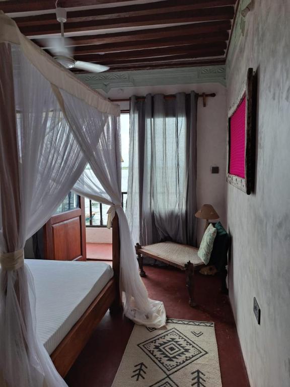 Postel nebo postele na pokoji v ubytování Pwani House - Lamu Seafront