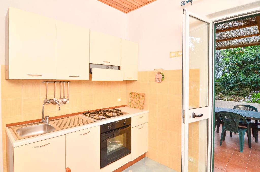 Kuchyň nebo kuchyňský kout v ubytování Residence Limoneto Ischia