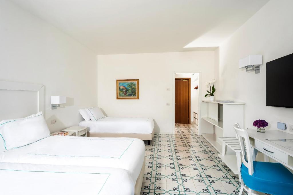 Postel nebo postele na pokoji v ubytování Grand Hotel Vesuvio