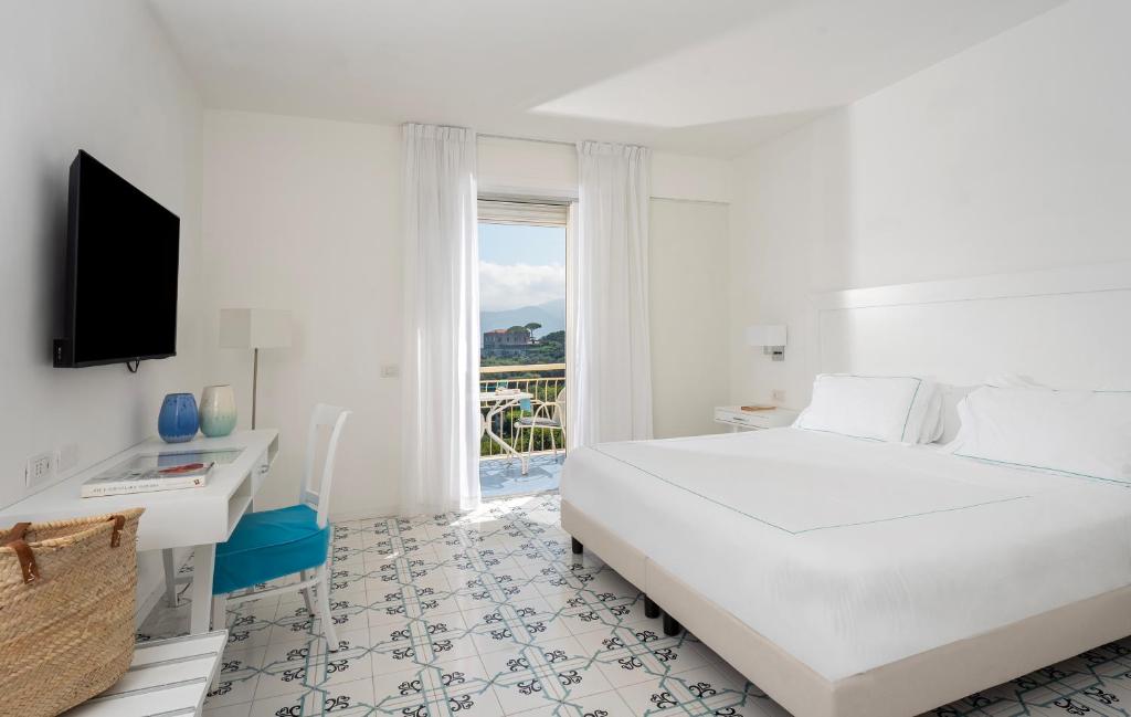 Postel nebo postele na pokoji v ubytování Grand Hotel Vesuvio