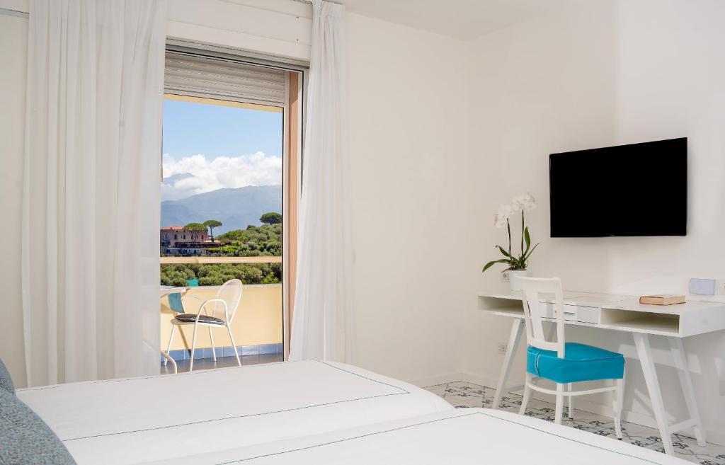 TV a/nebo společenská místnost v ubytování Grand Hotel Vesuvio