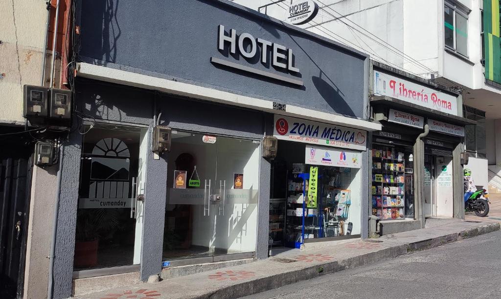 una tienda frente a un hotel en una calle de la ciudad en HOTEL CUMANDAY, en Pereira