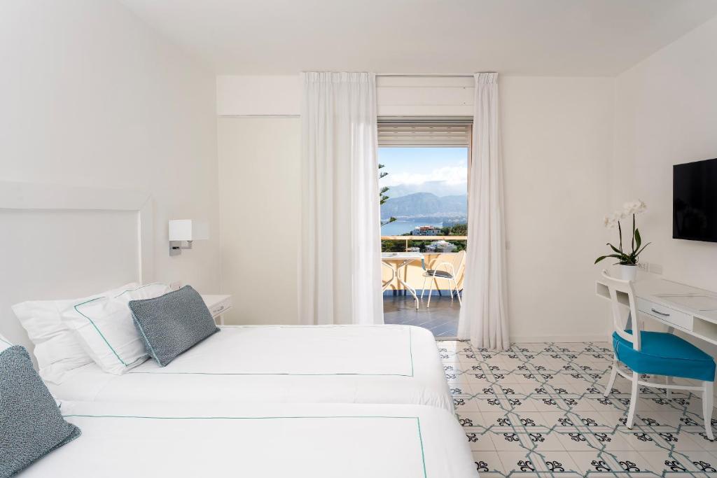 TV a/nebo společenská místnost v ubytování Grand Hotel Vesuvio