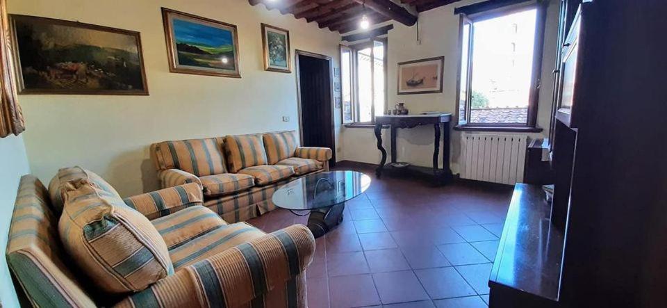 ein Wohnzimmer mit Sofas und einem Glastisch in der Unterkunft Girasole 1 in Lucca