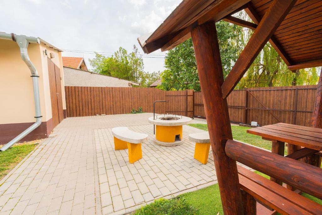 Patio lub wspólna przestrzeń na świeżym powietrzu w obiekcie Dió Vendégház