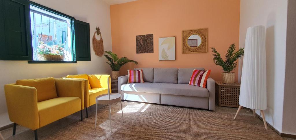 a living room with a couch and two chairs at Puerto Mogan Casa Feliz in Puerto de Mogán