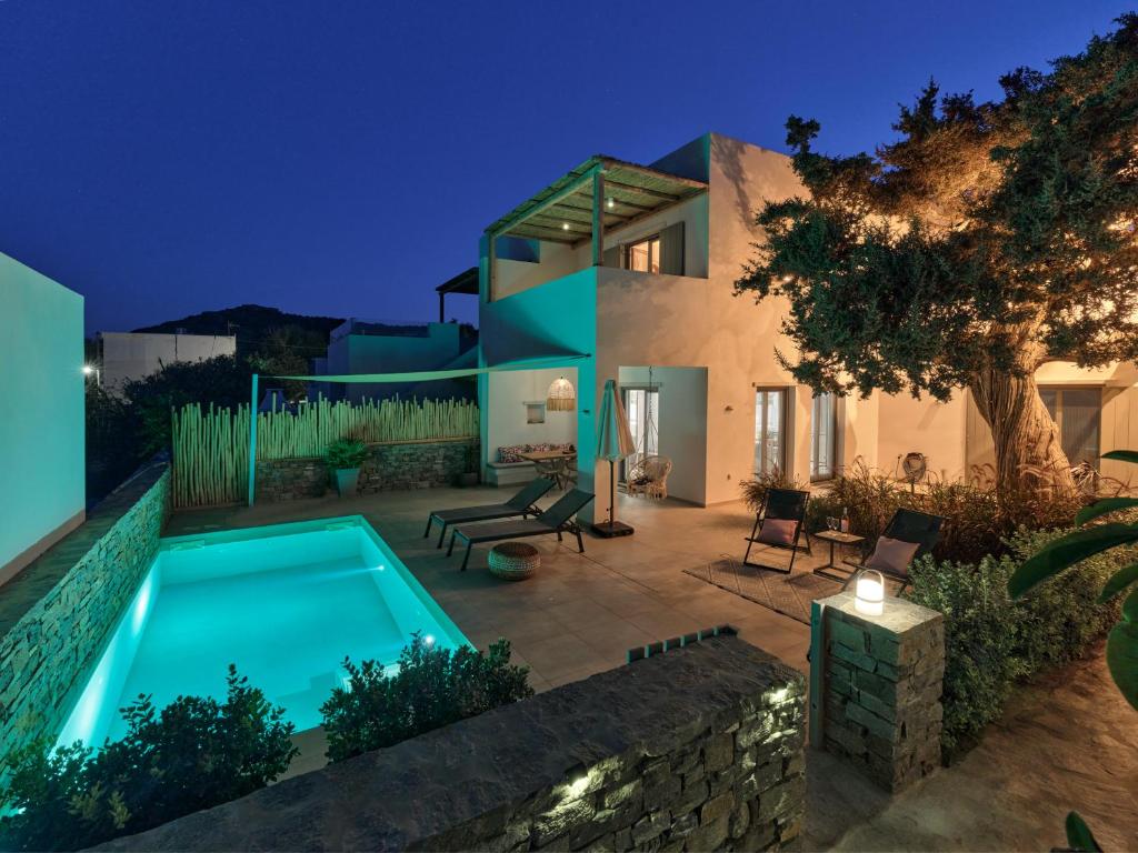 una villa con piscina di notte di Private Luxury Scarlet beachfront villa, Molos, Paros a Molos Parou