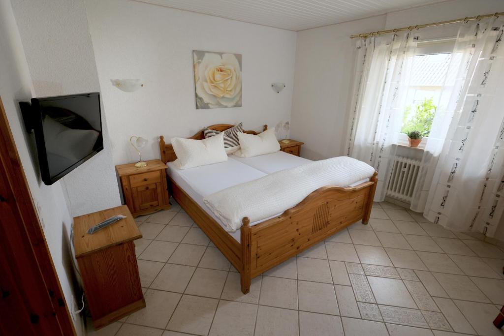 1 dormitorio con 1 cama y TV en Hotel Linde, en Speyer