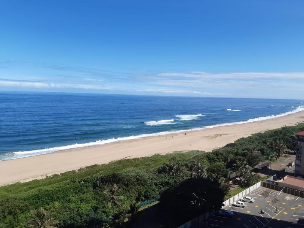een luchtzicht op een strand en de oceaan bij Stella Maris 118 in Amanzimtoti