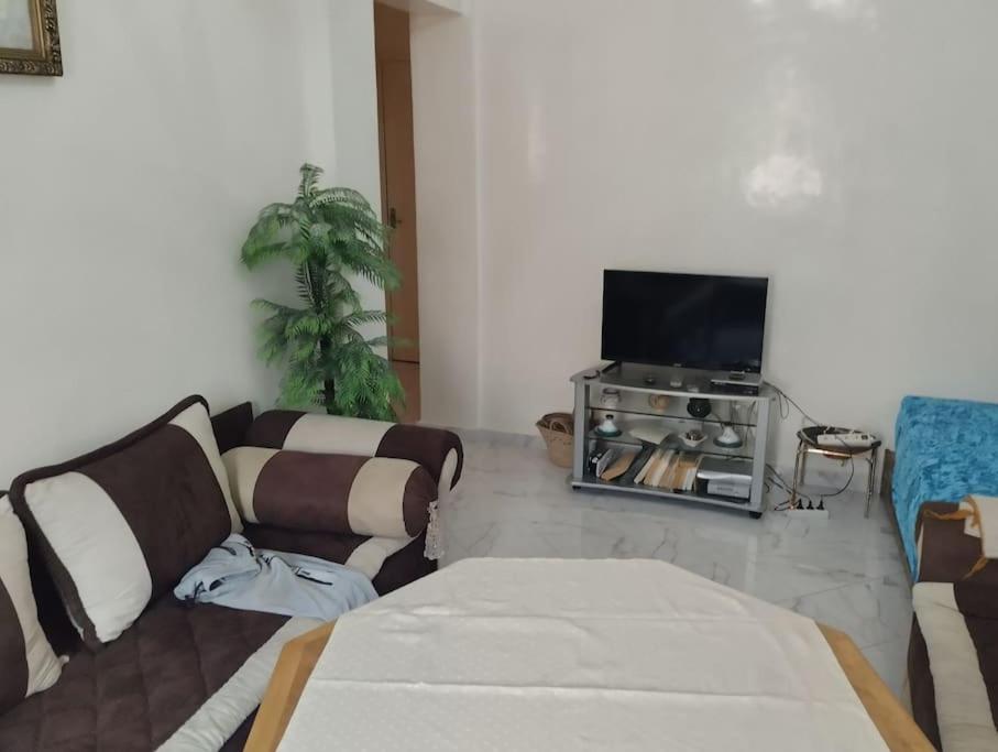 Il comprend un salon doté d'un canapé et d'une télévision à écran plat. dans l'établissement Appartement Agadir, à Agadir