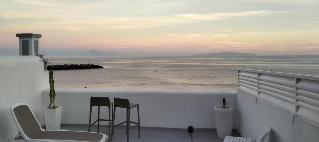 un balcon avec des chaises et une vue sur l'océan dans l'établissement Ático Los Balcones, à Santa Cruz de la Palma