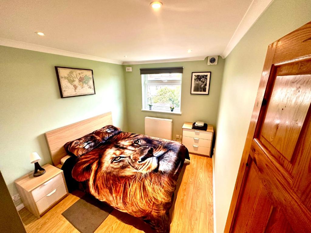 ein Schlafzimmer mit einem Bett im Löwendesign in der Unterkunft Heart of Windsor in Windsor