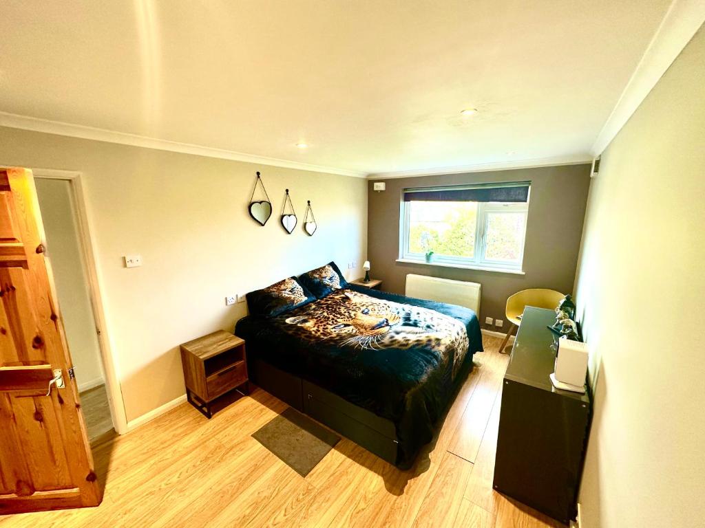 Schlafzimmer mit einem Bett und einem Fenster in der Unterkunft Heart of Windsor in Windsor