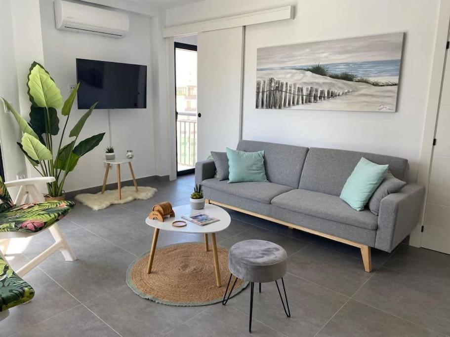 a living room with a couch and a table at Appartement centrum Calpé in Calpe