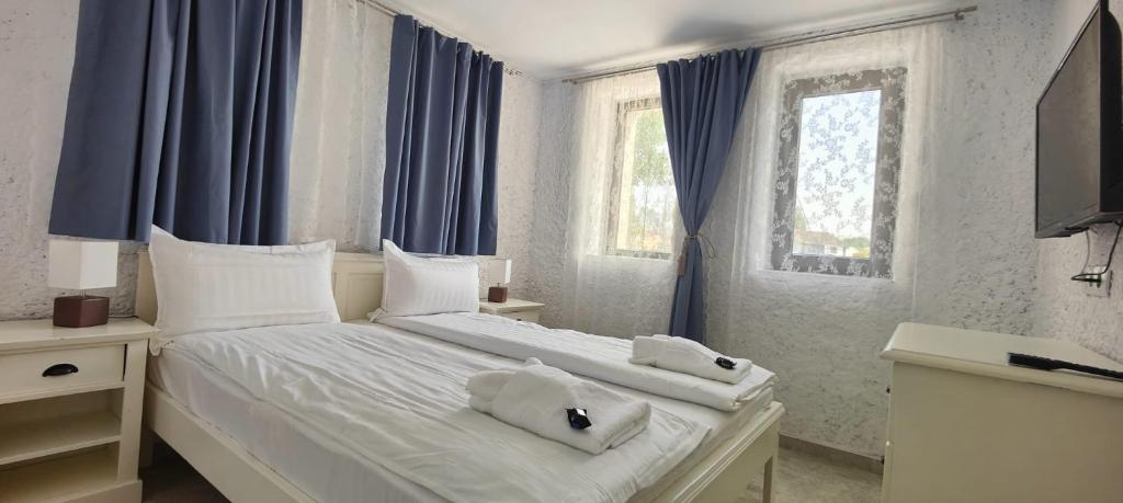 Tempat tidur dalam kamar di Pensiunea Apartamente 9-Reședința Felix