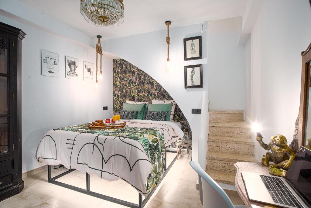 ein Schlafzimmer mit einem Bett und einer Treppe in der Unterkunft Bonita Casa CUCA in Marbella