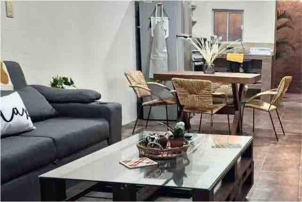 ein Wohnzimmer mit einem Sofa und einem Tisch in der Unterkunft El Rincón de Petunio in Sayula