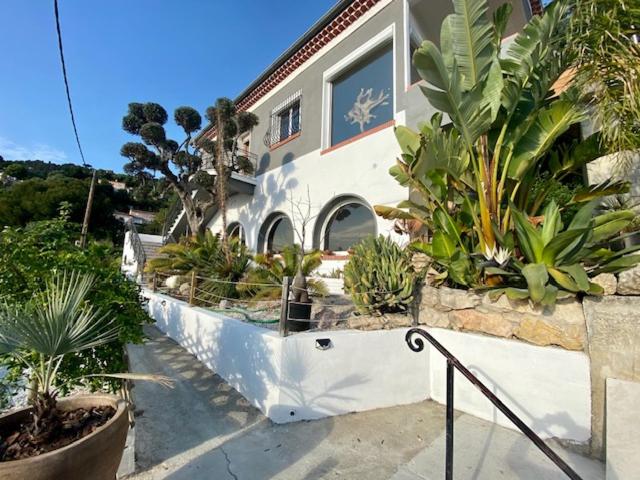 une maison avec une bande de plantes devant elle dans l'établissement Superbe appartement grande corniche vue sur mer Nice à 4 min du centre ville, à Nice