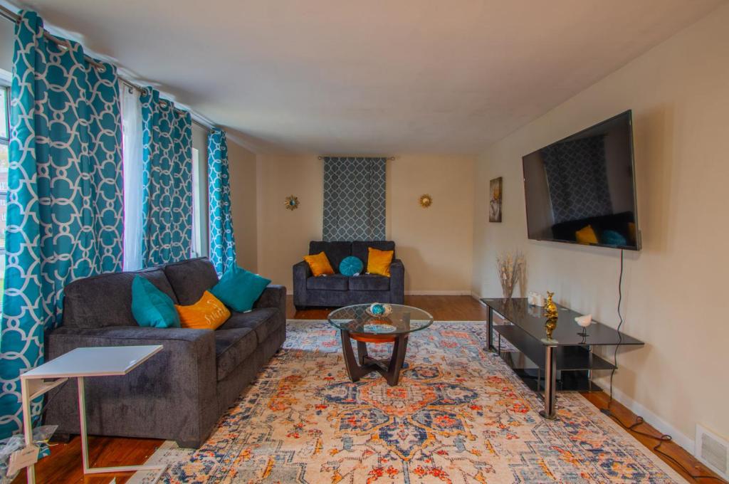 a living room with a couch and a table at Cozy 2 Bedroom in Cleveland in Cleveland Heights